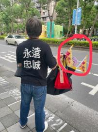 快新聞／被刁難？民眾搭捷運攜挺罷扇子遭保全質疑「有爭議」　北捷回應了