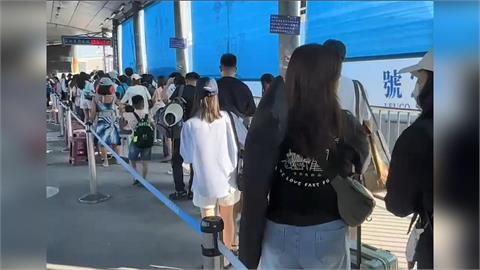 中秋連假首日小港機場湧人潮！　東琉線也擠爆遊客「加開船班」