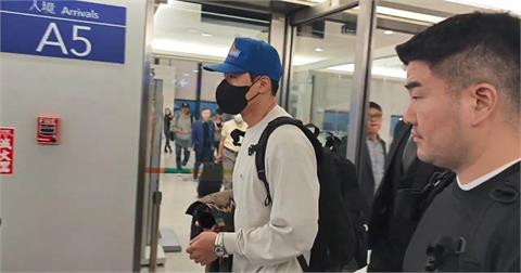 快新聞／韓國男神晚間抵台！　玄彬戴鴨舌帽、穿白T低調現身桃園機場