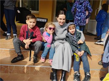 安潔莉娜裘莉突現身烏克蘭！私人行程會晤難民兒童承諾「會再回來」
