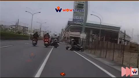 離譜連環撞！女騎士先後撞翻兩機車　後座兒子倒地後逃離再被撞
