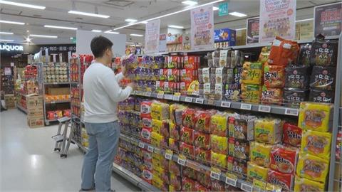 整牆泡麵滿到不知怎下手...「1冷門黑馬」讓大票人讚爆：神還原日本濃厚拉麵