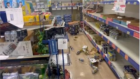 日本能登7.6強震！超商貨架倒物品散落、整間店都在晃　11秒驚悚片曝光