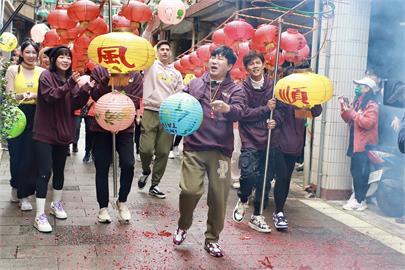 《綜藝大集合》開工錄影「發糕」感謝鄉親！不按牌裡出牌阿嬤「攔路拍照」全場傻眼