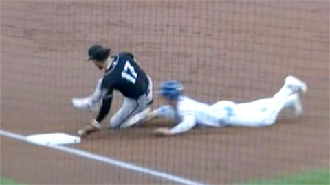 MiLB(影)／空中轉體「胯下」觸殺！金鶯3A三壘手「馬戲團美技」堪比香蕉棒球隊