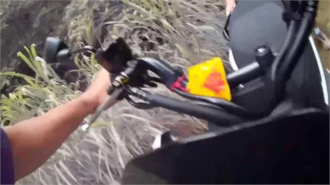 導航帶進產業道路尷尬了！　南投山區機車陷泥濘動彈不得