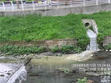 高雄仁武大排驚現「牛奶河」　上游建案偷排未處理廢水