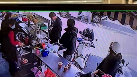 行人地獄！休旅車疑搶快左轉撞上行人　巨大撞擊聲嚇壞民眾
