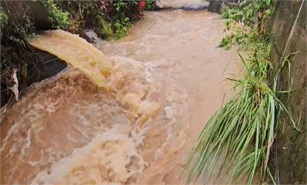 潭美外圍環流影響！　基隆馬路變黃河、水灌社區住宅
