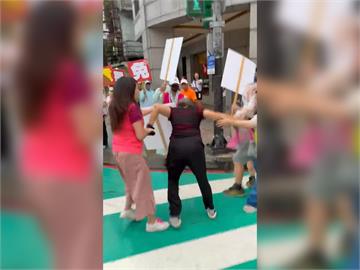 快新聞／惡劣！中和罷團遭婦人搶麥克風　議員試圖奪回上演全武行