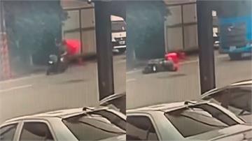 桃園驚悚瞬間！外送員「詭異舉手」後倒地　慘遭預拌車輾死