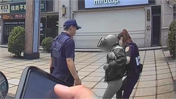氣喘發作！中壢女表情痛苦「狂指包包」求助 青埔警即刻救援