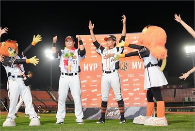 中職(影)/41歲「代打之神」胡金龍再發威!清壘安打助獅隊奪3連勝