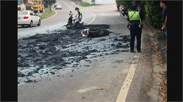 鐵鉤鬆脫 污泥全灑出來了...後方3機車慘摔