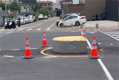 標示不清？彰化員林庇護島被撞　駕駛豪車維修數十萬怒喊要國賠