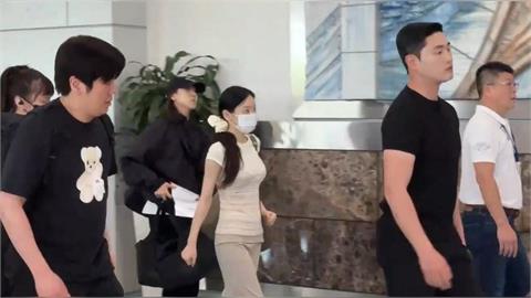 快新聞／泰妍來了！粉絲守候小港機場嗨翻：期待聽到新歌