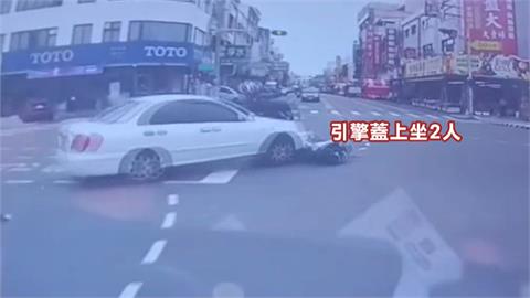 離奇車禍！　汽車撞雙載機車　騎士、乘客彈飛坐上引擎蓋