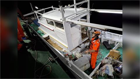 快新聞／凌晨海上驚魂！漁船突失動力「冒煙求救」　海巡急救援