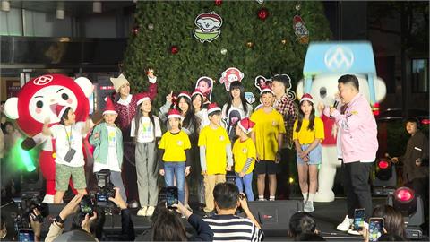 連鎖超市耶誕點燈 白安、鼔鼔、蕭秉治接力獻唱