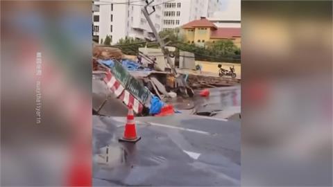 曼谷路面塌陷！現50公尺深天坑　吞沒車輛、水管爆裂