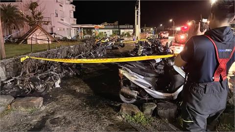 快新聞／綠島民宿前陷火海！烈焰吞噬整排機車　9輛燒成焦黑骨架