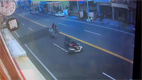 彰化鹿港騎士疑要「跨越雙黃線」切車道　３機車撞成一團