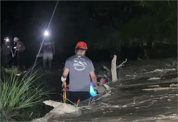 好暖！美籍教授訪「台灣紐西蘭公路」困土石泥海　休假役男自告奮勇引路救人