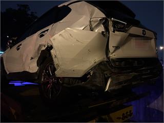 國1小客車疑操作不當失控！猛撞多元計程車、外側護欄釀禍
