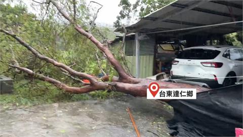「小犬」強風肆虐台東大武村活動中心　鐵皮屋頂被吹掀了