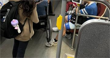 高中生搭公車「伸一腳」默默助人　畫面曝光網淚：好優秀的孩子