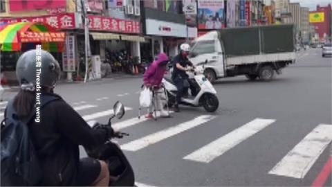 暖心一幕！腳傷婦緩步走斑馬線　警肉身擋車護送