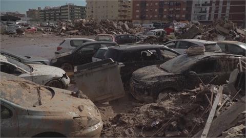 西班牙洪災現「泡水車墳場」　近百人失聯軍方潛水搜索