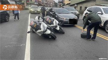 苗栗2警用重機停紅燈慘被撞！休旅車「瘋狂4連撞」