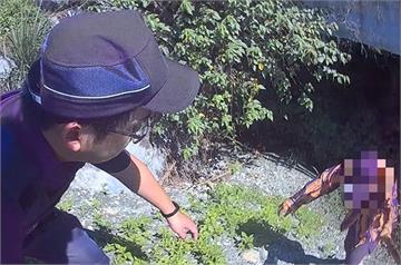 尋找愛犬　老翁受困河床警急救援聯合消防員找回落難毛孩