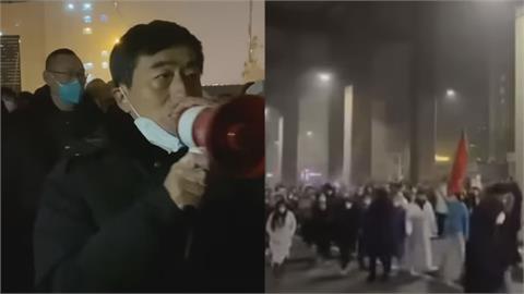 政府不解封我把門打開！新疆人民抗議封控　他喊「我不當這個官」影片瘋傳