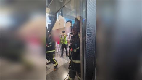 快新聞／桃機驚傳「電梯困23人」！卡密閉空間近1小時　驚險畫面曝光