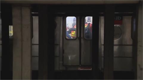 男月台邊滑手機突遭推落　遭列車撞上驚悚畫面曝！