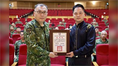 魔術師黃信凱化身國軍心輔達三百場 最感念三貴人！