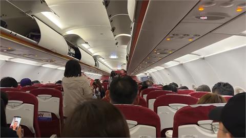 獨家／飛機疑「這原因」盤旋桃機上空不降落　乘客嚇喊：真的很恐怖