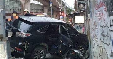 台北市民大道休旅車失控「衝上人行道」直撞民宅　駕駛一度受困