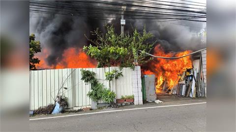 快新聞／遠方都看得見！台中大里工廠冒火「黑煙竄天」　消防持續搶救中