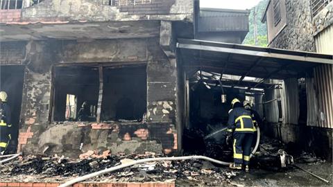 兩童逃生！　宜蘭兩層樓住宅火警　消防員救出驚魂黑狗