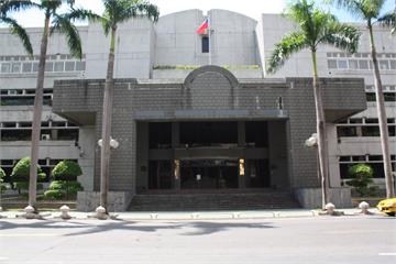 不滿宮廟燒金紙撒鹽巴淨化磁場　違反社維法罰1000元