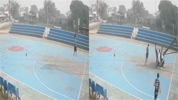 籃球架瞬間倒塌！印度16歲國手遭重壓慘死　驚悚畫面流出