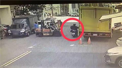 快新聞／台中驚傳死亡車禍！騎士撞堆高機貨叉「當場身亡」　驚悚畫面曝光
