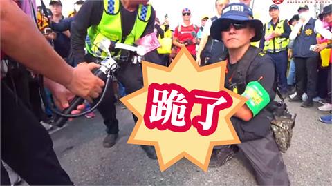 孝女求媽祖救父「跪地猛撞20下磕破頭」！粉紅超跑突靜止「現神祕力量」網跪了