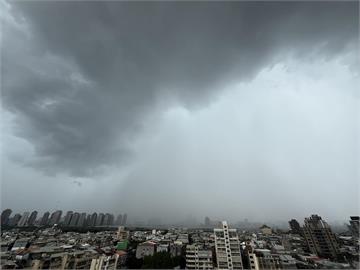 台北天空驚見「一整片雨瀑」震撼畫面曝光！鄭明典嚇喊：好像開水龍頭