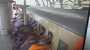婦人跌落月台縫隙 30多名旅客推車廂救人