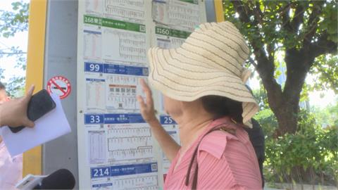公車站路線圖貼到「兩米高」　眼力考驗？長輩爬座椅閱讀恐摔跤