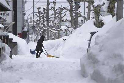 下雪多兩倍！日本寒流來襲　北陸積雪達200公分